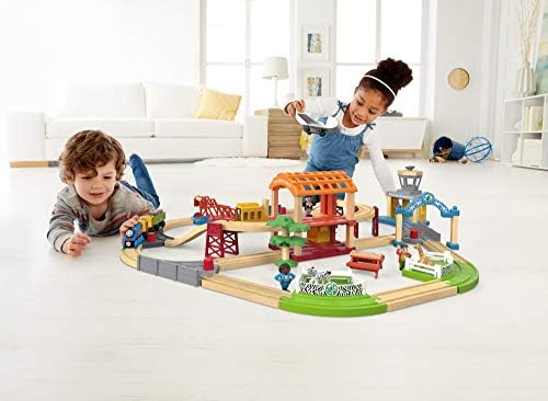 Skup Fisher-Price Thomas & Friends Wood Busy Island, Set igračaka vlakova iz više od 40 predmeta, uključujući